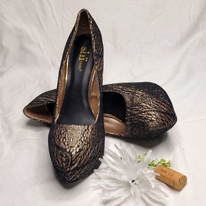Shi by Journey Sz 10 Gold & Black